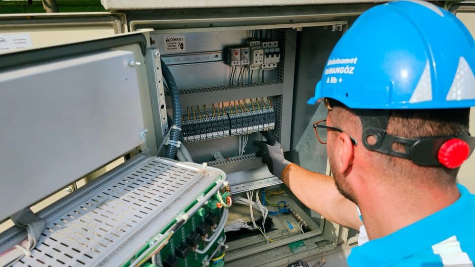 Electrical pro at work in New Jersey